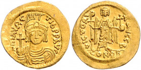 Byzanz Mauricius Tiberius 582-602 Solidus Konstantinopel (583-601) ON mAVRC TIb PP AVG Geharnischte Büste von vorn mit Kreuzglobus / VICTORIA AVGG B V...