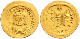 Byzanz Mauricius Tiberius 582-602 Solidus Konstantinopel (583-601) ON mAVRC TIb PP AVG Geharnischte Büste von vorn mit Kreuzglobus / VICTORIA AVGG Z E...