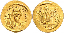 Byzanz Phocas 602-610 Solidus Konstantinopel (607-610) dN FOCAS PERP AVG Geharnischte Büste von vorn mit Kreuzglobus / VICTORIA AVG4 O (Theta) Engel m...