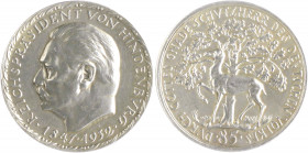 Medaillen von Karl Goetz Silbermedaille 1932 auf den 85. Geburtstag Hindenburgs, i.Rd: BAYER. HAUPTMÜNZAMT FEINSILBER Kien. 478. Slg. Bö. 6310. 
36,0...