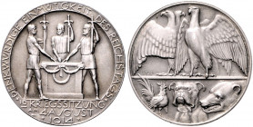 Die Mittelmächte - Allgemein Silbermedaille 1914 mattiert (v. Lauer) auf die Kriegssitzung im Reichstag, i.Rd: SILBER 990 Zetzm. 2036. 
33,5mm 18,4g ...