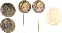 Münzen & Medaillen auf F. Schiller Lot o.J. von 5 Stücken: 2x Anstecker 'Schillergau im SSB' (je Bronze, 24,4mm 5,7g, B.H. Mayer, Pforzheim), silberne...