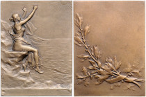- Jugendstil Bronzeplakette o.J. (um 1900) (v. Dubois) Leicht bekleidete Frau auf Uferfelsen, die Sonne anbetend / gebundener Lorbeer- u. Eichenzweig,...