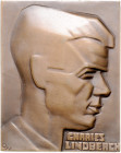 - Luftfahrt Eins. Bronzeplakette o.J. (v. OW) auf Charles Lindbergh, i.Rd: FISCH&CIE Kai. -. 
50,4x63,1mm 86,8g vz+