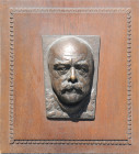 - Personen - Bismarck, Otto von 1815-1898 Wandbild o.J. (v. Haas) Plastisch hervortretende Büste auf verzierter Holzplatte (42x46cm) Bennert -. Slg. B...