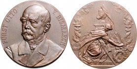 - Personen - Bismarck, Otto von 1815-1898 Bronzemedaille 1898 (v. Loos) auf seinen Tod Bennert 232. Slg. Bö. 5551. 
64,8mm 114,9g f.st