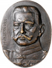 - Personen - Hindenburg, Paul v. 1847-1934 Bronzeplakette o.J. (v. Luise Schmidt) und dazu Silbermedaille 1927 (v. Goetz) mit Münzzeichen D (für Münch...