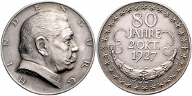 - Personen - Hindenburg, Paul v. 1847-1934 Lot o.J. von 2 Stücken auf seinen 80. Geburtstag: Silbermedaille 1927 (v. Goetz) i.Rd: BAYER. HAUPTMÜNZAMT ...