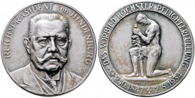- Personen - Hindenburg, Paul v. 1847-1934 Lot o.J. von 2 Stücken: Einseitige Bronzemedaille 1930 (v. Hanisch-Concée 39,9mm 24,5g) und Eisenmedaille 1...