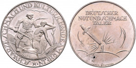 - Allgemeine Medaillen Lot o.J. von 2 Stücken: Versilberte Medaille o.J. (1923) (v. Wittig-Friesen/Lauer) 'Deutscher Not- und Schmachtaler' (38,3mm 19...