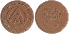 - Allgemeine Medaillen Porzellanmedaille 1934 braun auf den Gruppenaufmarsch der SA in Dresden Scheuch 1370a. 
51,9mm 20,0g st