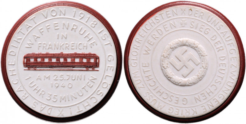 - Allgemeine Medaillen Porzellanmedaille 1940 weiß / braun (Meissen) auf die Waf...