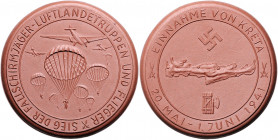 - Allgemeine Medaillen Porzellanmedaille 1941 braun auf die Einnahme von Kreta Scheuch 1874a. 
50,2mm 19,6g st
