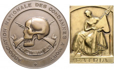 - Allgemeine Medaillen Lot o.J. von 2 Stücken: Bronzemedaille 1945 (v. Fisch) auf die Gefallenen des I. und II. Weltkrieges, i.Rd: FISCH&Cie (70,5mm 1...