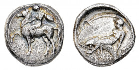 Calabria
Taranto - Didramma databile al periodo 380-345 a.C. - Diritto: giovane guerriero su cavallo al passo verso destra - Rovescio: Taras, in grop...