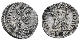 Eugenio (392-394 d.C.)
Siliqua - Zecca: Treviri - Diritto: busto diademato, drappeggiato e corazzato di Eugenio a destra - Rovescio: Roma seduta a si...