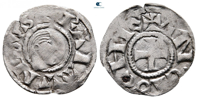 Raymond of Poitiers AD 1136-1149. Antioch
Denier AR

18 mm, 0,97 g



ver...