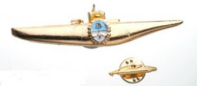 ARGENTINA
Navy Submariner's Badge and Miniature
Breast Badges, 78x20 mm/22x04 mm, gilt Bronze, center enamaled, horizontal pin on tha back. (2) 
Es...