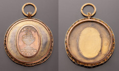 FRANCE
Memorial medallion 
GOLD openwork Metal, composed in the center of an urn under the inscription "The only memory". Diameter 7 cm. Work of the...