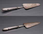 FRANCE
Cake and pie shovel
Silver, model engraved with a vegetal decoration and fluted handle. Length 30 cm, weight 119 g. Guarantee Minerve, France...