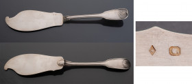 GREAT BRITAIN
Elegant fish shovel in silver
Flat model with spatula shell ending and molded spoon. Length 26 cm, weight 118 g (very beautiful densit...
