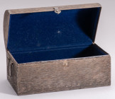 GREAT BRITAIN
Box with folding lid
Structure in silver-plated iron, striated model with bark imitation, in the old Russian style. Side handles, inte...