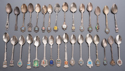 INTERNATIONAL
Set of 44 spoons
Fun important collector set consisting of 44 small spoons in metal, old regional collection, spatulas with emblem and...