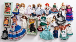 INTERNATIONAL
Lot of 55 folkloric dolls
Important collection set consisting of a box of +/- 55 folk dolls, 1950s to 1980s, many regional provenances...