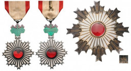 JAPAN
ORDER OF THE RISING SUN (Kyokujitsusho)
Grand Officer's Set, instituted in 1875. Breast Badge, 73x56 mm, Silver partially gilt, both sides ena...