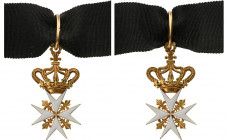 MALTA
ORDER OF MALTA
A neck badge of the Order, from the early 19th Century, 41x27 mm, white enameled cross, flanked by chiselled fleurs-de-lys; the...