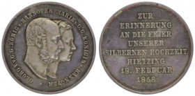 Silbermedaille, 1868
Deutschland, Hannover. auf die Silberhochzeit von Georg V. und Marie, Königin von Hannover.. 12,81g
stgl