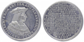 Maximilian I. 1490 - 1519
Suiten Medaille, o. J. (um 1609). im Av. Brustbild von Maximilian I., Rs. auf 20 Zeilen Schrift, Dm 20 mm, in Zinn.
Hall
8,5...