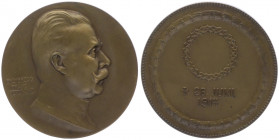 Franz Joseph I. 1848 - 1916
Bronzemedaille, 1914. auf die Ermordung von Erzherzog Franz Ferdinand (+ 28. Juni 1914) in Sarajevo, Dm 50 mm.
Wien
55,72g...
