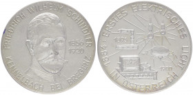 Silbermedaille, o. Jahr
auf Friedrich Wilhelm Schindler 1856 - 1920, Kendelbach bei Bregenz, 1. elektrisches Licht in Österreich.. Wien
87,88g
stgl