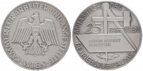 Silbermedaille, o. Jahr
auf die Verdienste für 25jährige Betriebszugehörigkeit des Herbert Schiffler, Arbeiterkammer.. Wien
59,81g
stgl