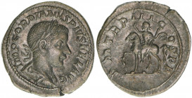 Gordianus III. Pius 238-244
Römisches Reich - Kaiserzeit. Denar, 240. Av. Kopf nach rechts, IMP GORDIANVS PIVS FEL AVG, Rv. Der Kaiser reitet nach lin...