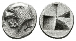 AEOLIS, Kyme. Hemióbolo. (Ar. 0,44g/8mm). 480-450 a.C. (SNG Copenhagen 32). Anv: Cabeza de águila a izquierda, entre K-Y. Rev: Cuatripartito incuso. M...