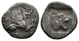 TROAS, Assos. Obolo. (Ar. 0,89g/10mm). Siglo V a.C. (Weber 5318). Anv: Grifo a derecha. Rev: Cabeza de león a derecha dentro de cuadrado incuso. MBC.