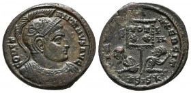 CONSTANTINO I. Follis. (Ae. 2,66g/20mm). 320 d.C. Siscia. (RIC 120). Anv: Busto drapeado con casco y coraza de Constantino I a derecha, alrededor leye...