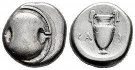 Boeotia. Thebes. Stater. 368-364 BC. Kabi- magistrate. (BCD Boeotia-539). (Hgc-4, 1333). Anv.: Boeotian shield. Rev.: Amphora; KA-BI across central fi...