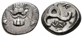 Lycian Dynasts. Perikles. 1/3 stater. 390-375 BC. (Sng Cop-32). (Sng von Aulock-4255). Anv.: Scalp of lion facing. Rev.: Triskeles, Lykian legend arou...