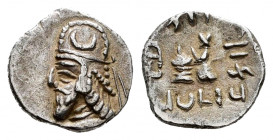 Kingdom of Parthia. Darios II. Obol. 70 BC. (Alram-566). Anv.: Bust of bearded king left, wearing Parthian-style tiara, ornamented with crescent and d...