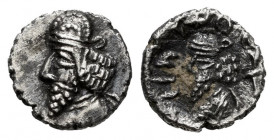 Kingdom of Parthia. Kapat. Obol. Century I BC. (Alram-613). (Sunrise-639, 9). Anv.: Bearded bust left, wearing diadem and Parthian style tiara. Rev.: ...