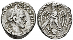 Macrinus. Carrhae. Tetradrachm. 217-218 AD. Mesopotamia. (Prieur-827). Anv.: (AYT•K•)M•OΠ•CЄ•MAKPINOC(•CЄ), Laureate, draped and cuirassed bust of Mac...