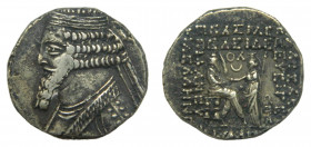 REINO DE PARTIA. Tiridates usurpador (26 aC). Tetradracma. AR. Anv.: Busto barbado y diademado a izquierda. Rev.: El rey entronizado a derecha, en fre...