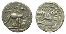 República Romana. Monederos M. Aemilius Scaurus y Pub. Plautius Hypsaeus (58 aC). Denario. AR. Anv.: Rey nabateo Aretas arrodillado junto a camello, l...