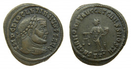 Diocleciano (284-305). Follis. AE. Ticinum (Italia). Anv.: IMP C DIOCLETIANVS P F AVG. Cabeza laureada a Dcha. Rev.: SACRA MONETA AVGG ET CAESS NOSTR....
