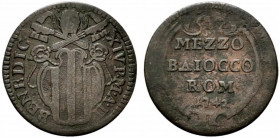 ROMA. Benedetto XIV (1740-1758) Mezzo baiocco 1742/ II (g. 6). Stemma sormontato da chiavi decussate e triregno R/ MEZZO/ BAIOCCO/ ROM/ 1742 in cartel...