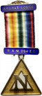 Distintivo-badge massoneria inglese con smalti. ARARAT LODGE R.A.M. 264 E. C. 1969-70 (Lunghezza con nastro: 95 mm.) - SPL+