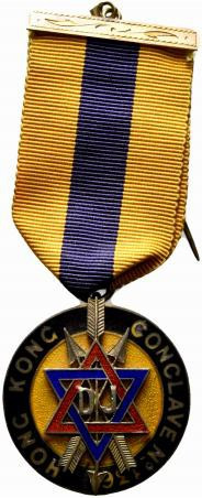 Distintivo-badge massoneria inglese con smalti. HONG KONG CONCLAVE n. 136 - 1957...